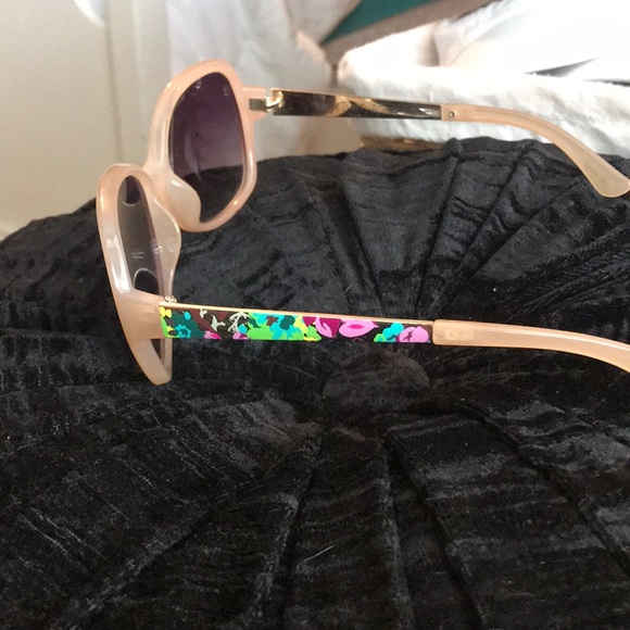 Betsey Johnson Sunglasses - Picture 1 of 3